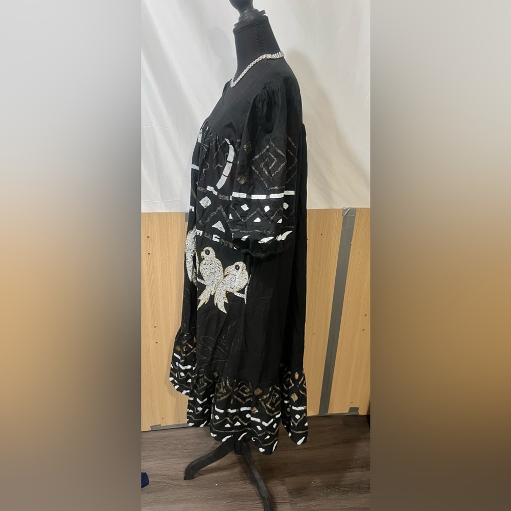 Elegant Black and White Maxi Dress - Picture 2 of 4